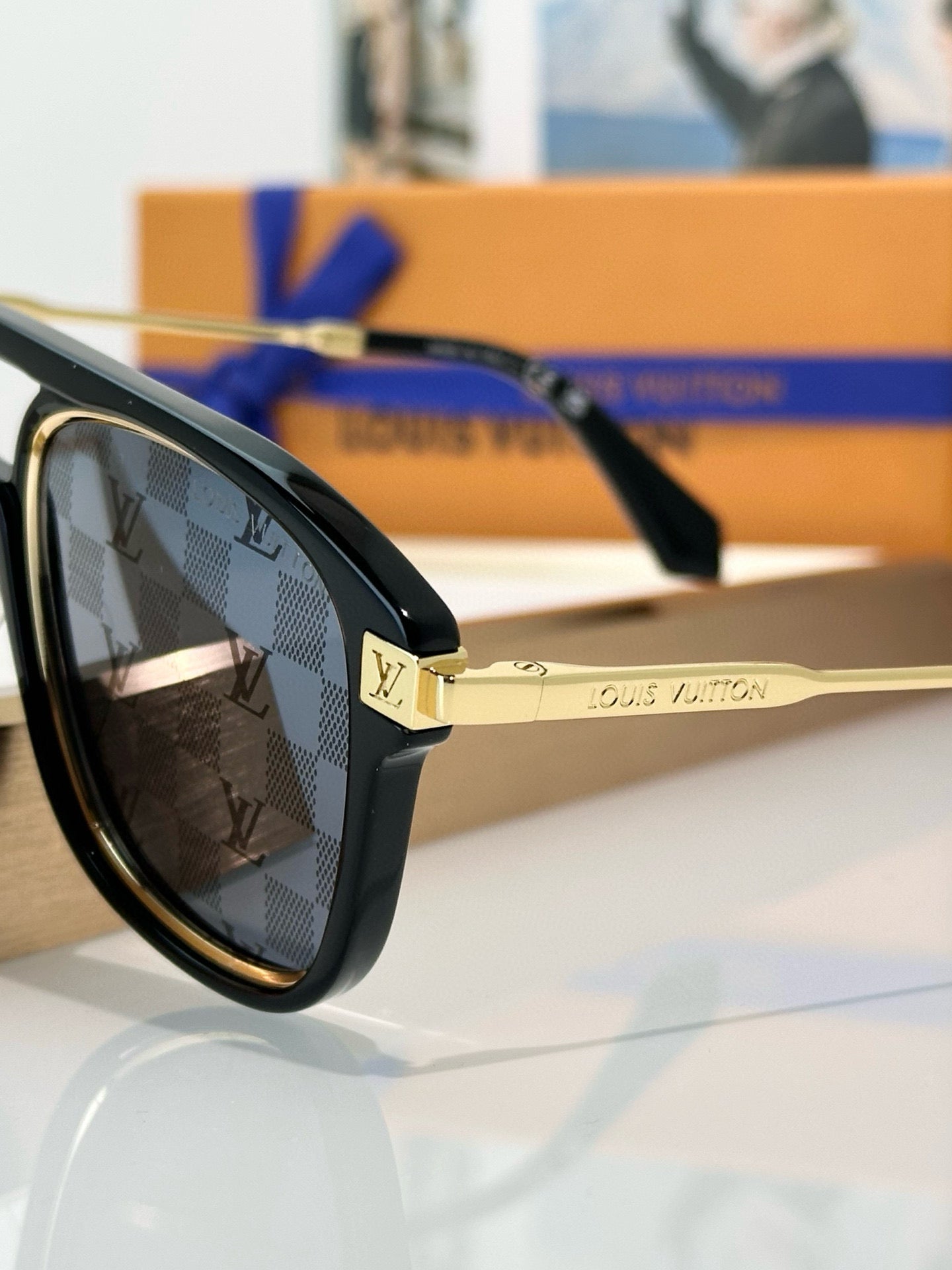 LOUIS VUITTON
MOD:Z2595U
Size:54口17 145