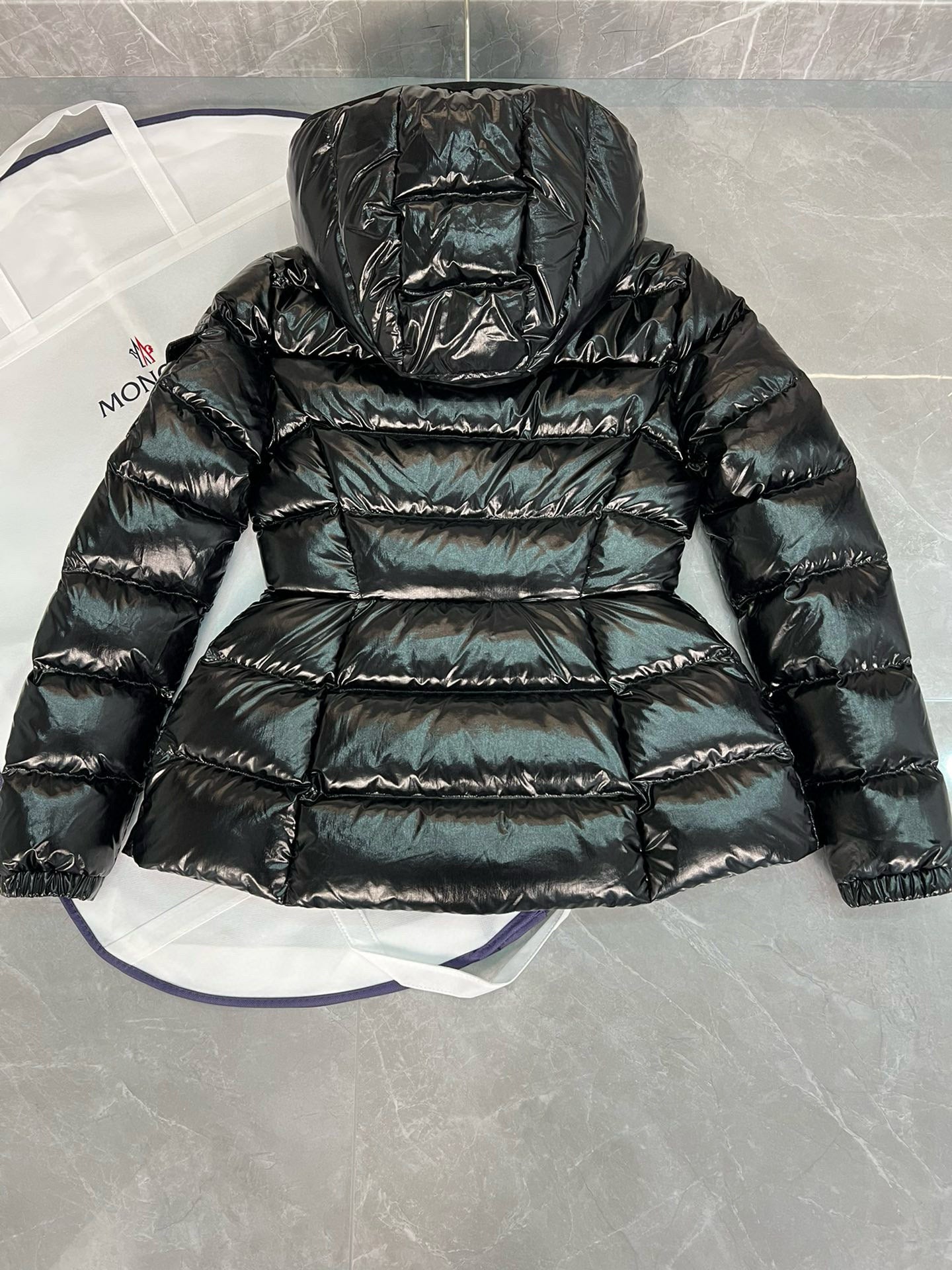 Moncler BARANTE HOODED SHORT DOWN JACKET