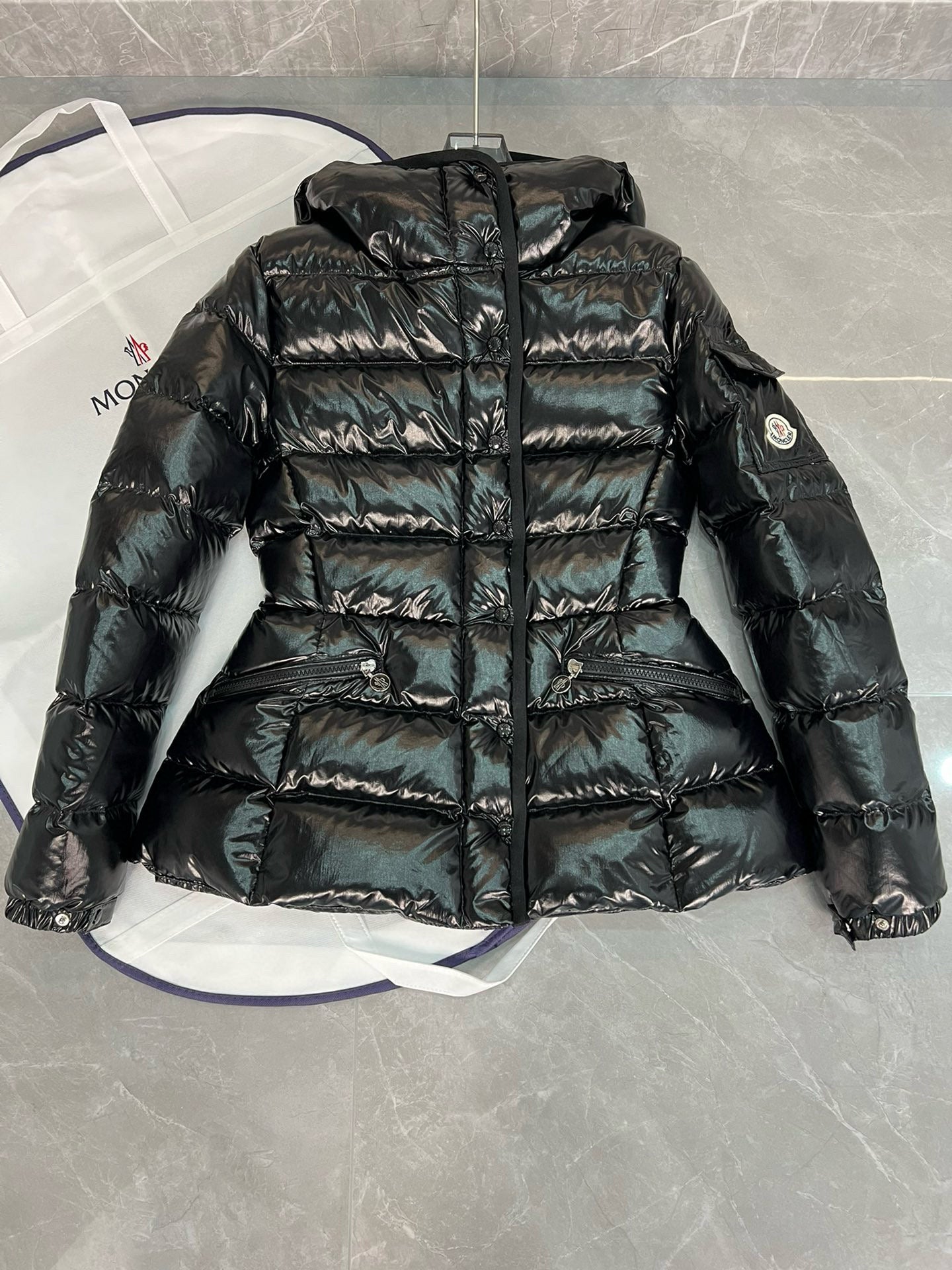 Moncler BARANTE HOODED SHORT DOWN JACKET