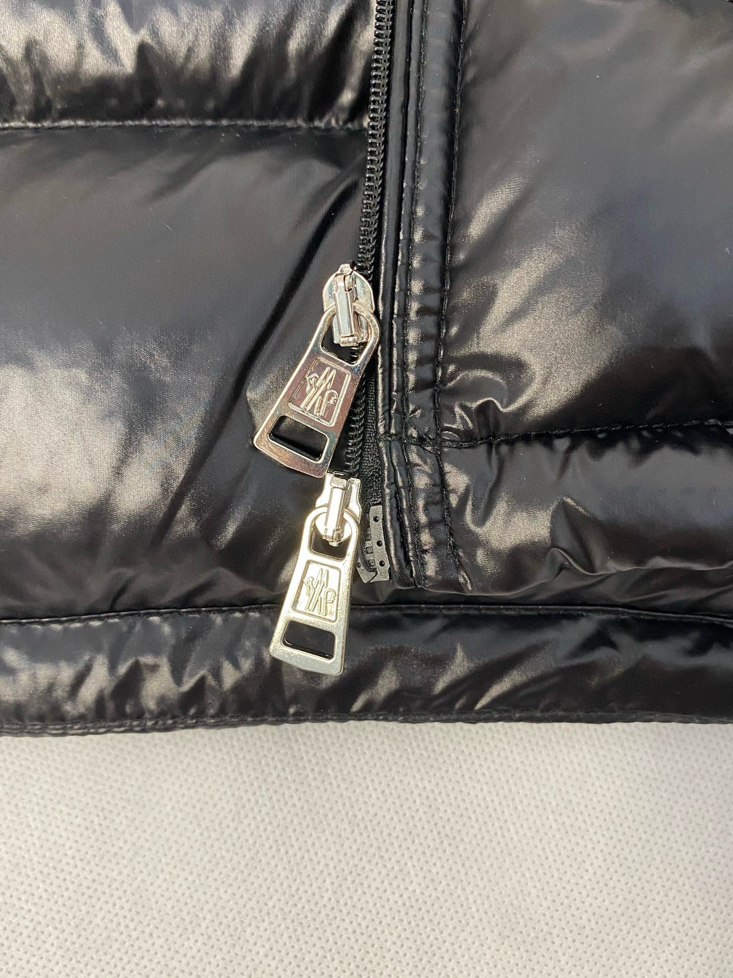 MONCLER ACORUS SHORT DOWN JACKET