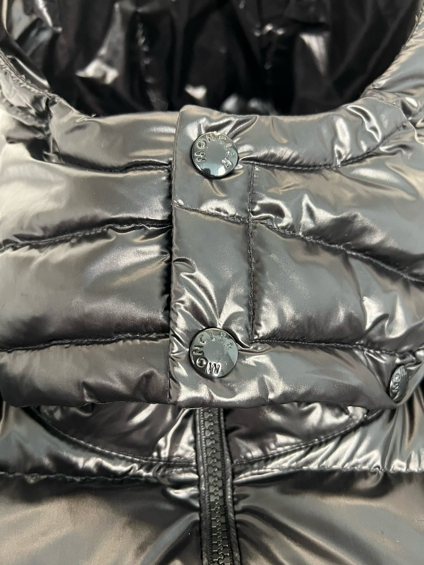 MONCLER LAUROS HOODED SHORT DOWN JACKET