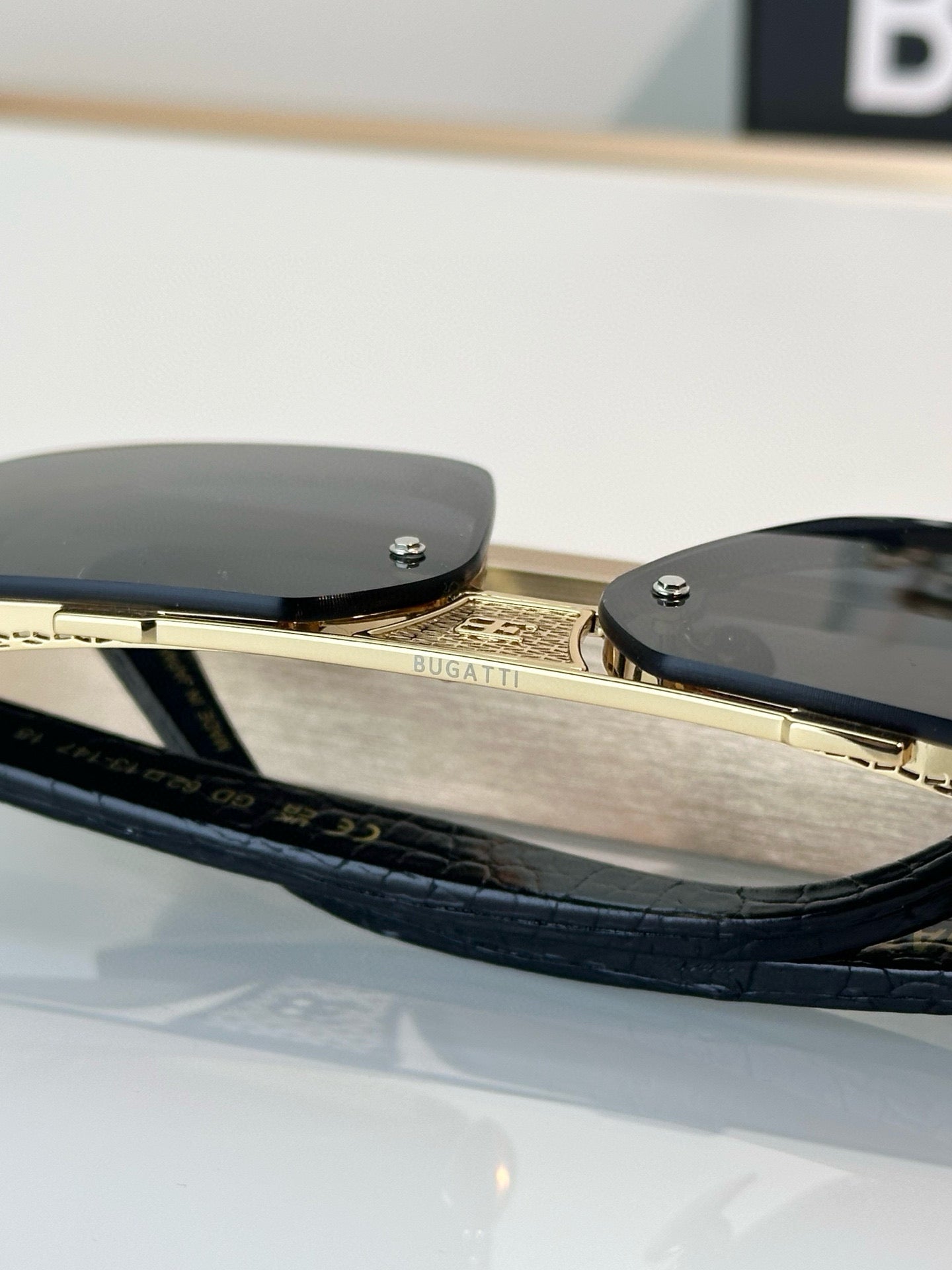 BUGATT 🆕Top quality
MODEL:15 SIZE:62-13-147
BugattiEyewear CollectionOne