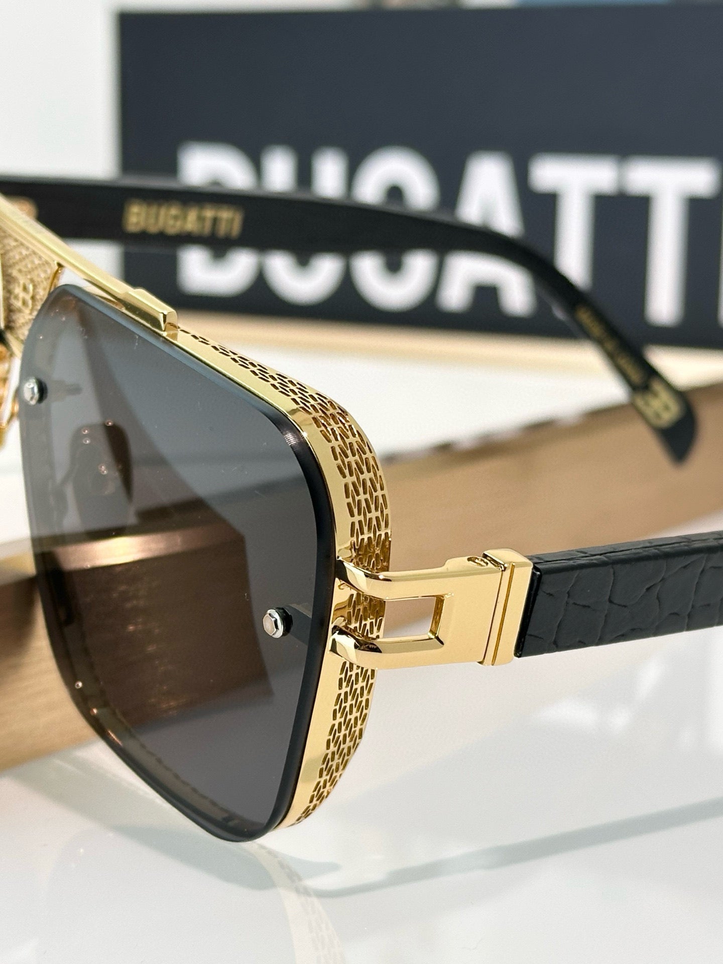 BUGATT 🆕Top quality
MODEL:15 SIZE:62-13-147
BugattiEyewear CollectionOne