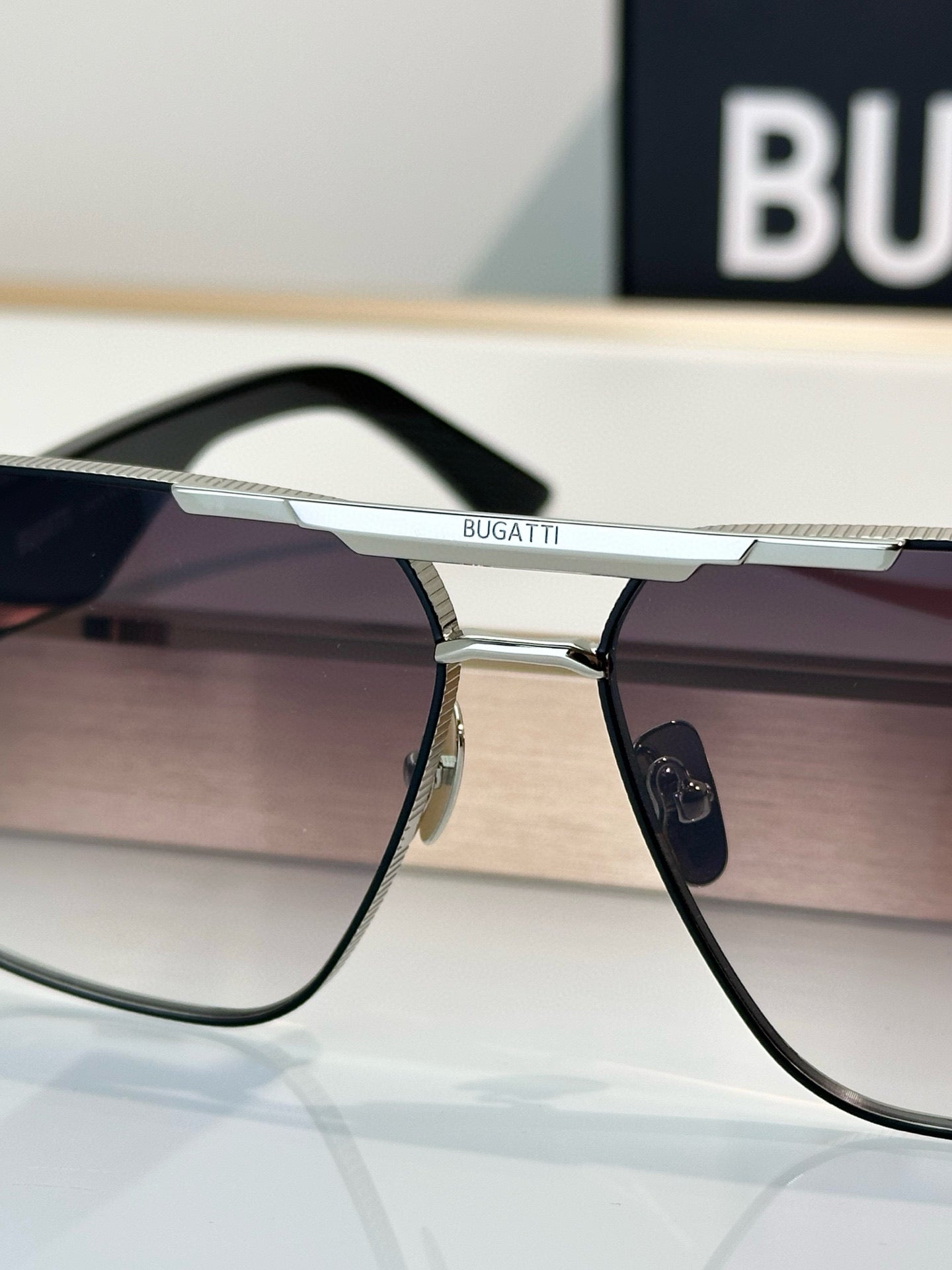 BUGATT 🆕Top quality
MODEL:20.SIZE:60-15-145.
BugattiEyewear CollectionOne