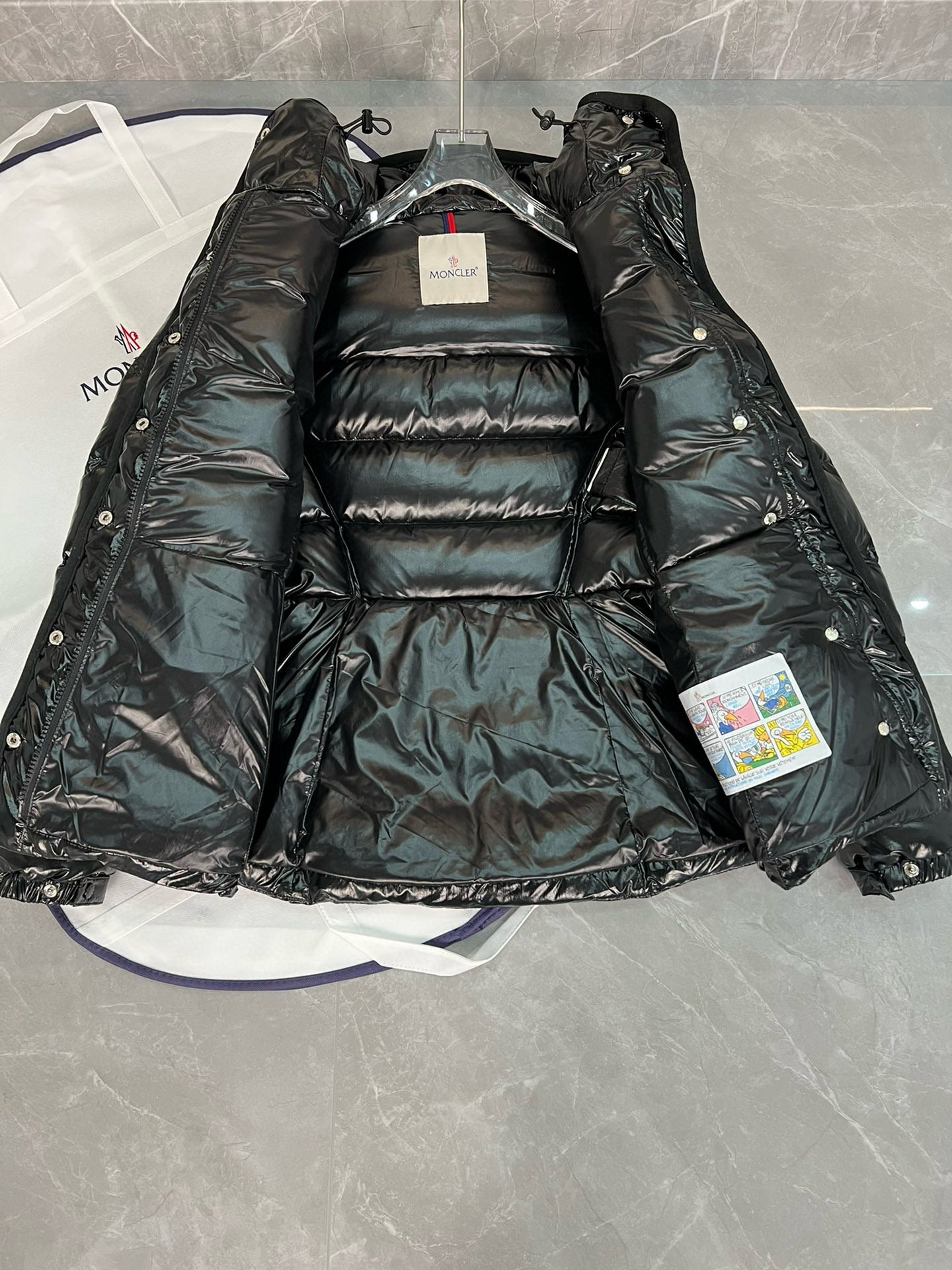 Moncler BARANTE HOODED SHORT DOWN JACKET