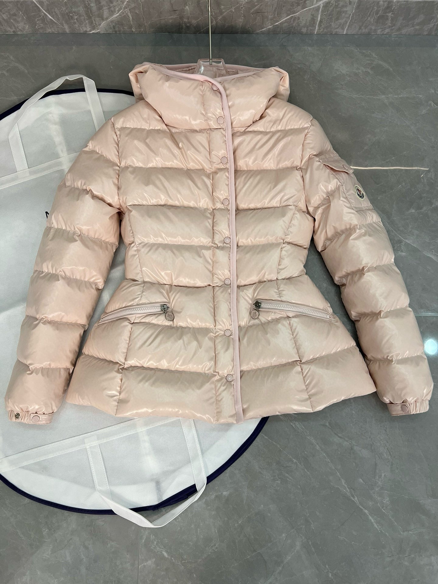 Moncler BARANTE HOODED SHORT DOWN JACKET