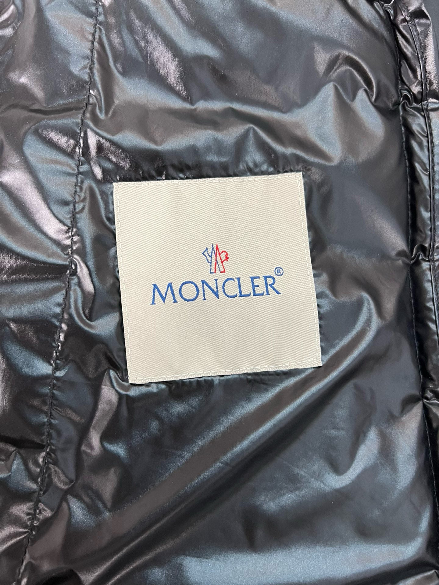 MONCLER LAUROS HOODED SHORT DOWN JACKET