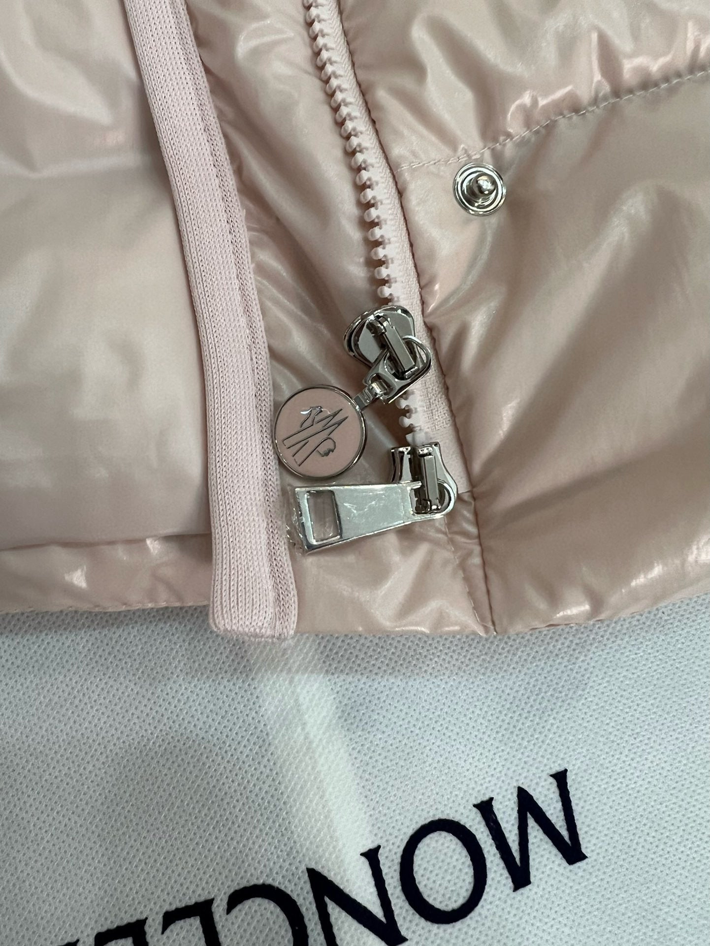 Moncler BARANTE HOODED SHORT DOWN JACKET
