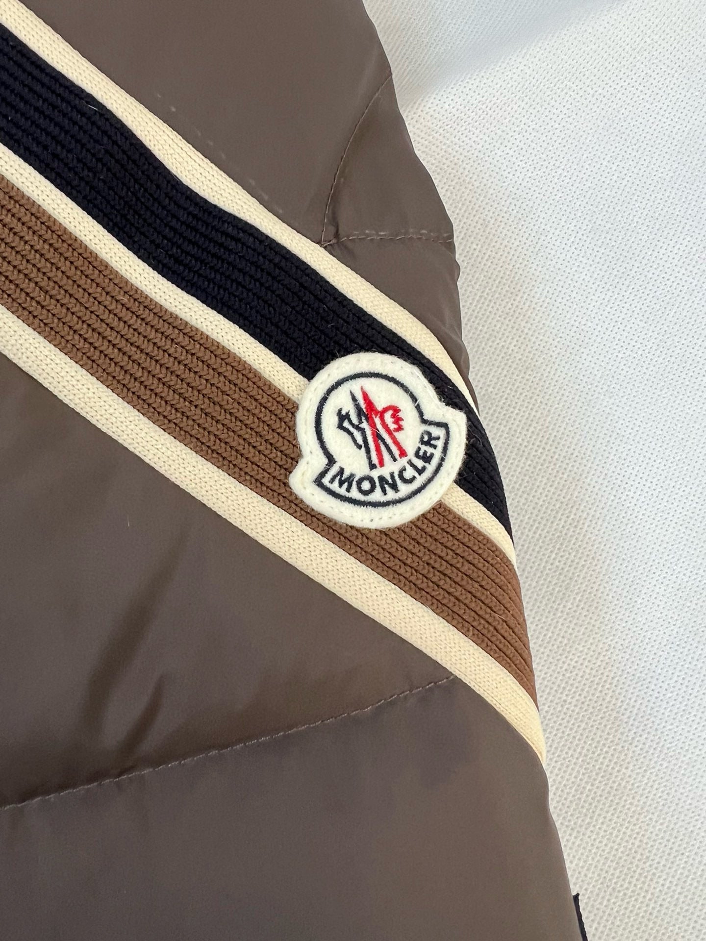 Moncler SOLAYAN HOODED SHORT DOWN JACKET