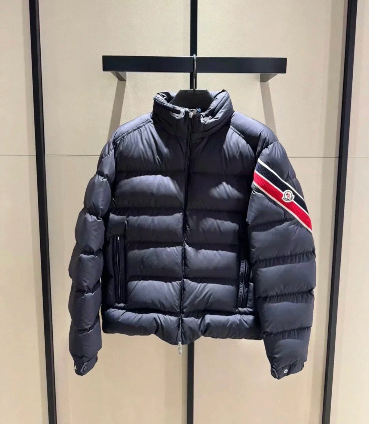 Moncler SOLAYAN HOODED SHORT DOWN JACKET