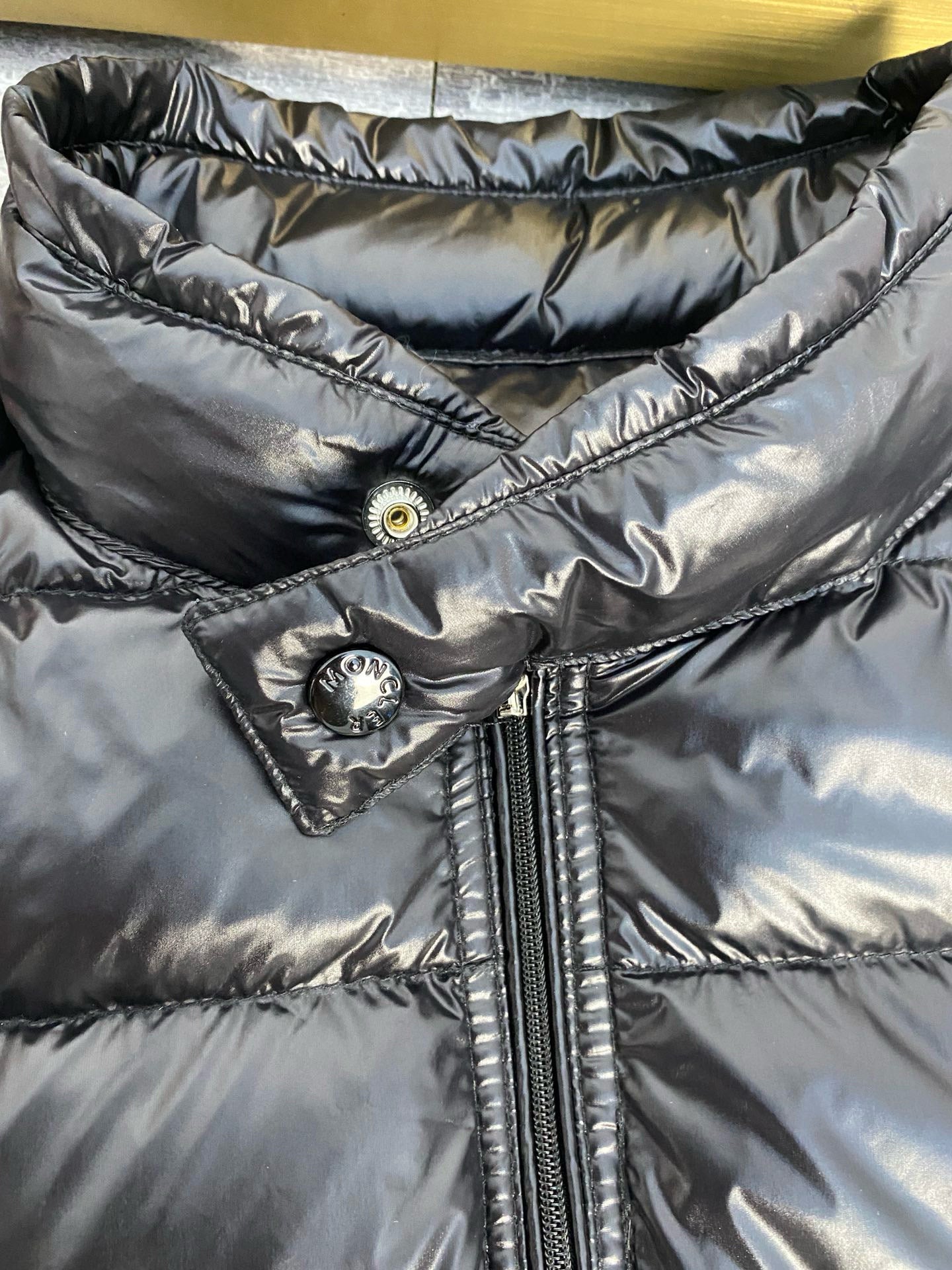 MONCLER ACORUS SHORT DOWN JACKET