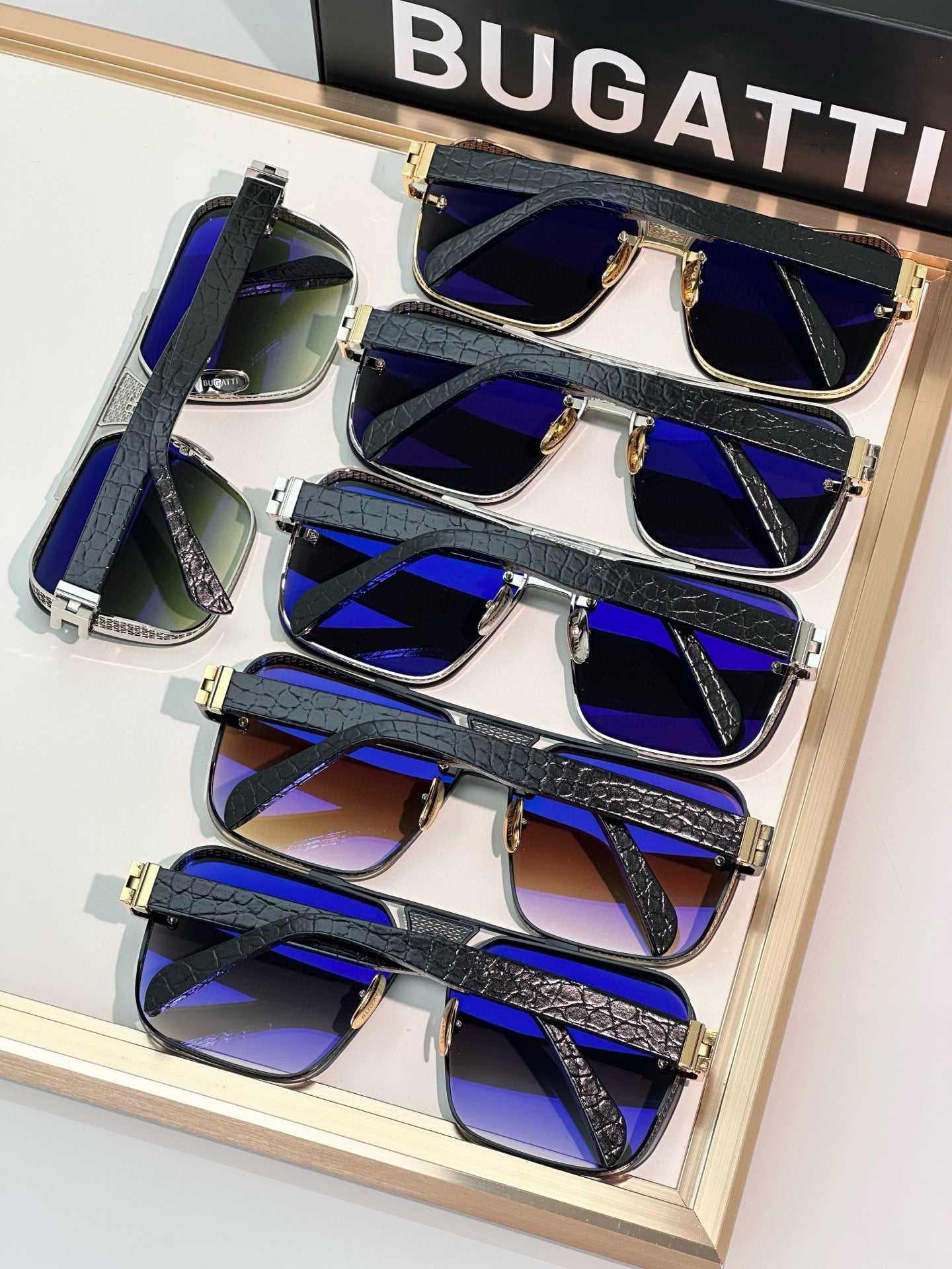 BUGATT 🆕Top quality
MODEL:15 SIZE:62-13-147
BugattiEyewear CollectionOne