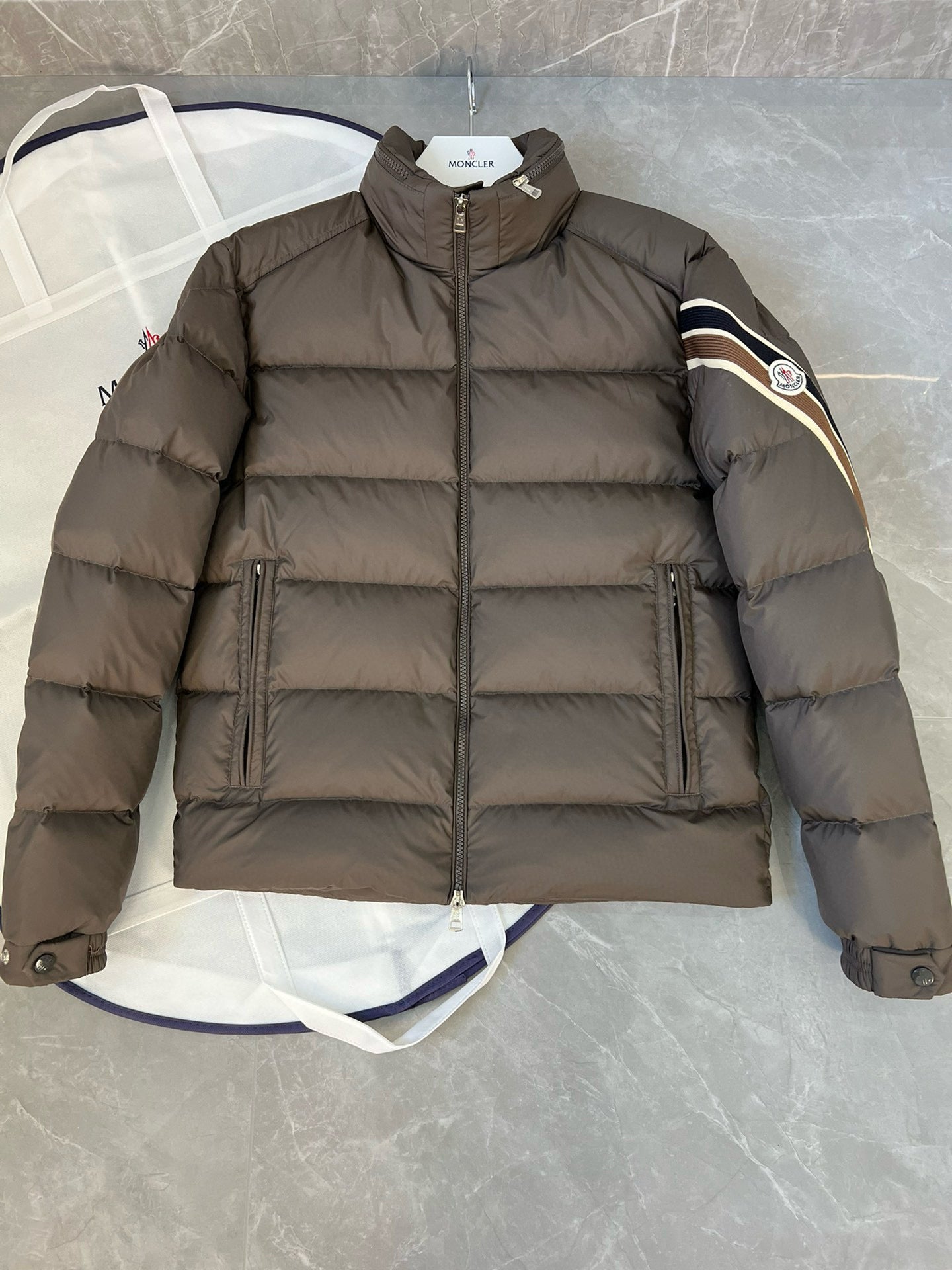 Moncler SOLAYAN HOODED SHORT DOWN JACKET