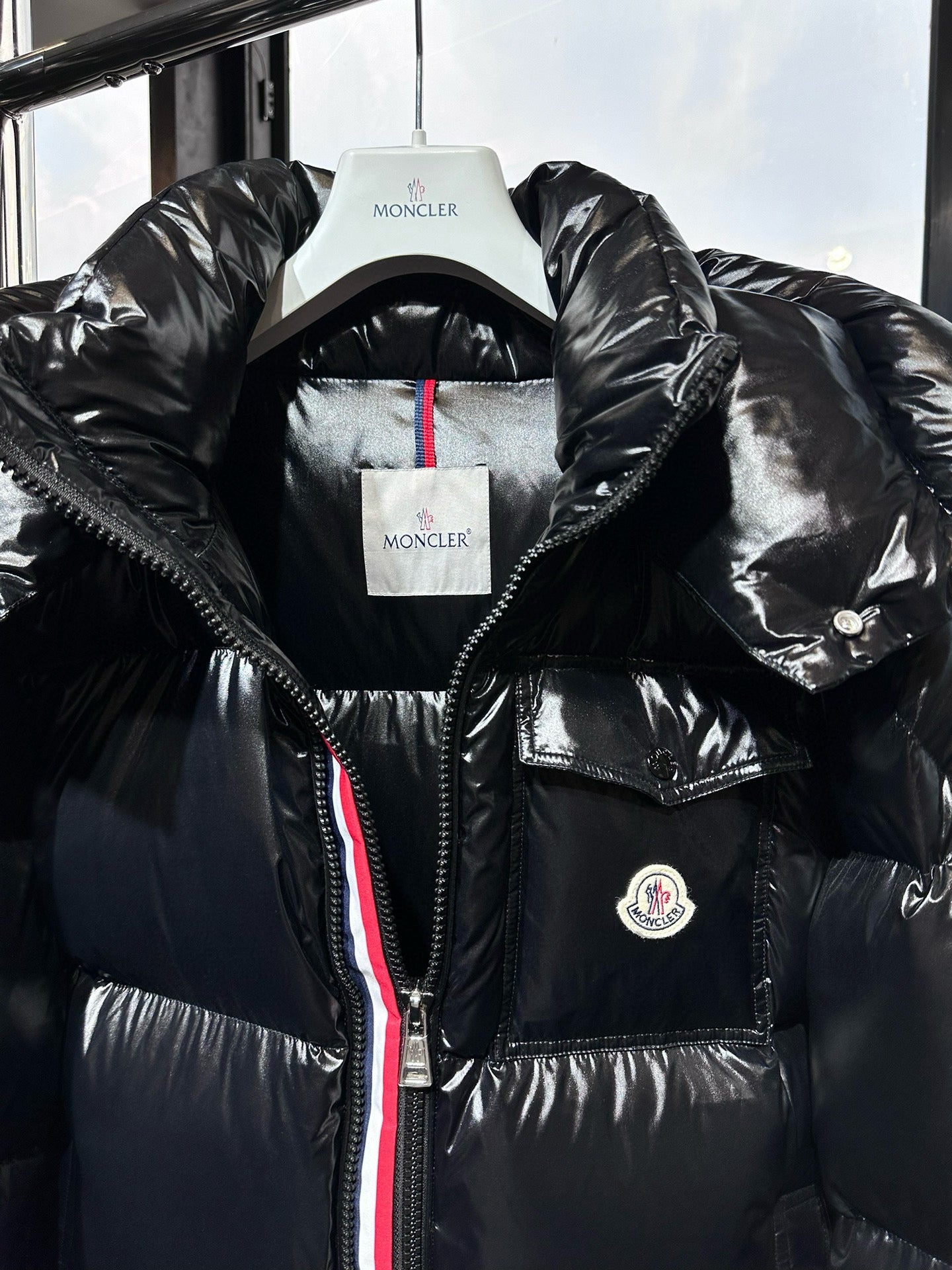 MONCLER MONTBELIARD SHORT DOWN JACKET