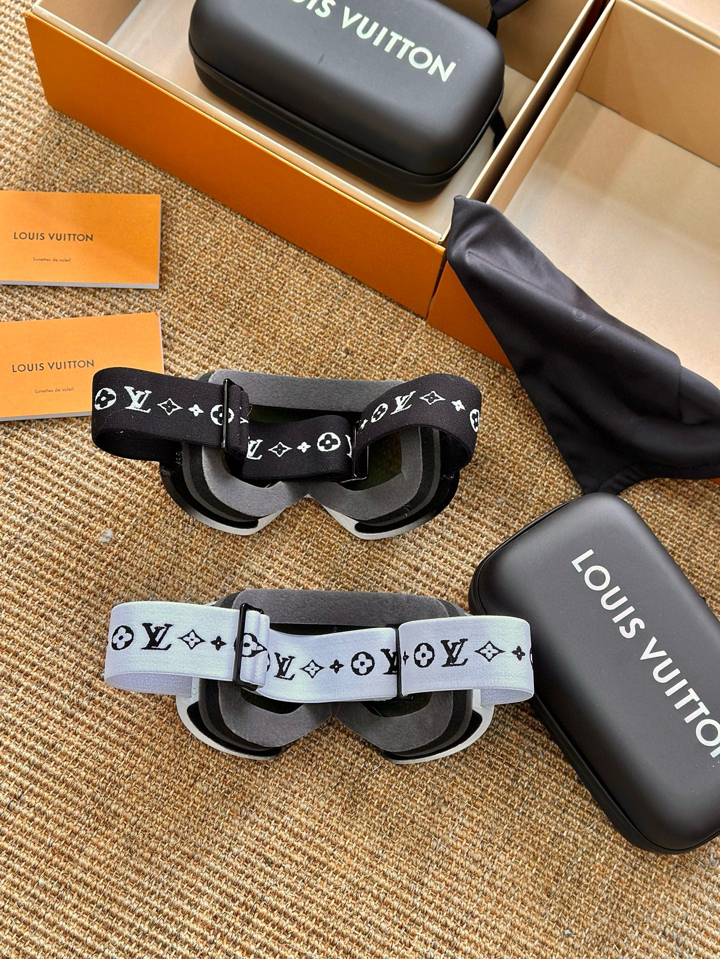 LV SKI GOGGLES