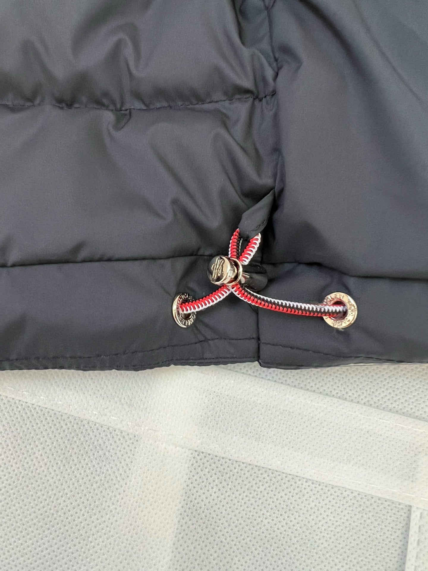 Moncler SOLAYAN HOODED SHORT DOWN JACKET