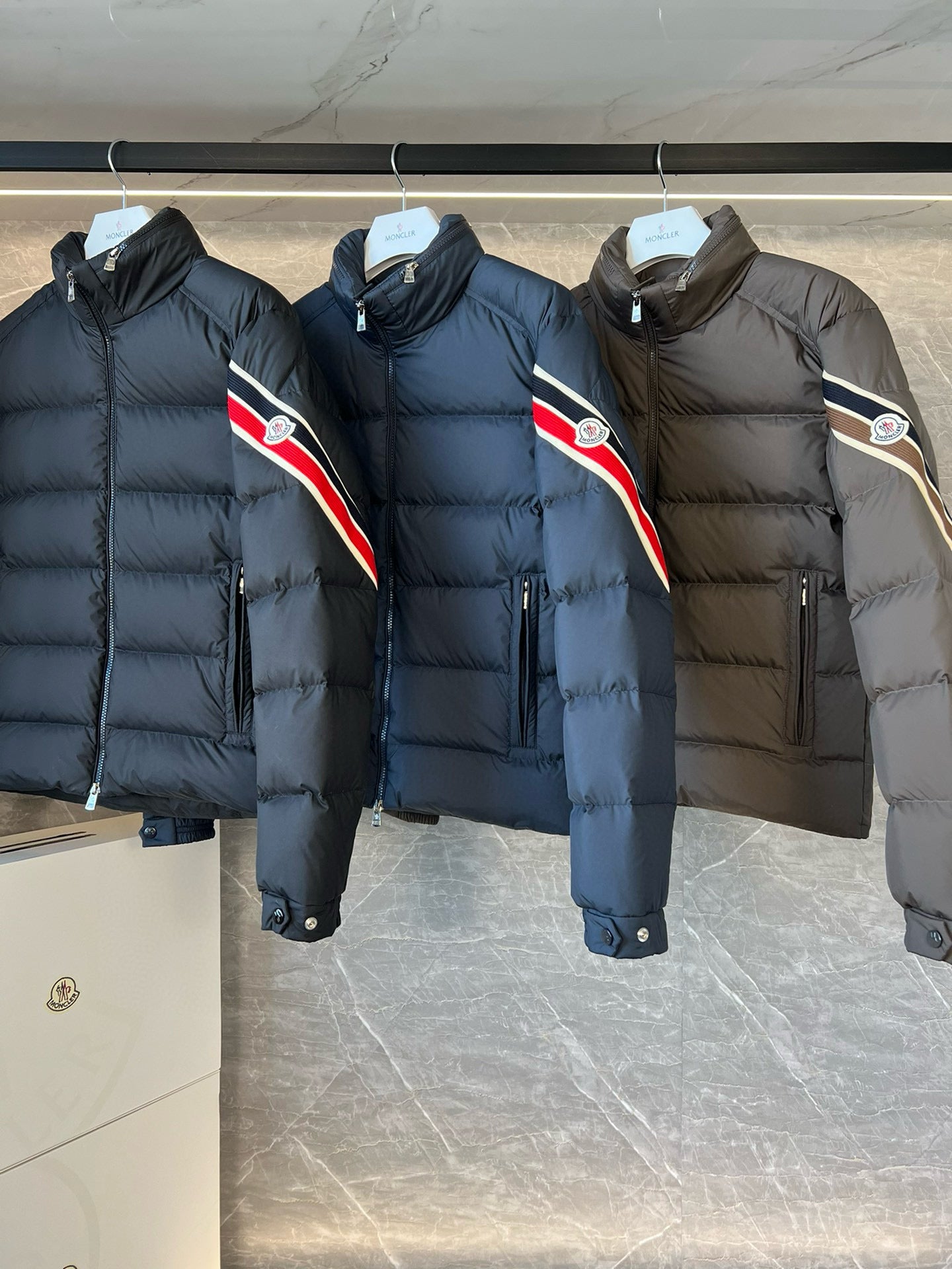 Moncler SOLAYAN HOODED SHORT DOWN JACKET