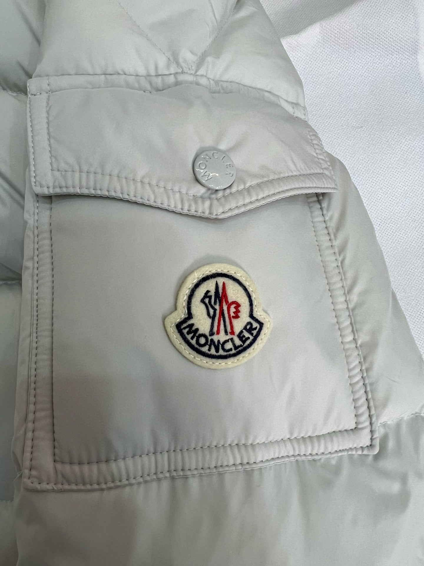MONCLER MAYA WOMAN 70 HOODED SHORT DOWN JACKET