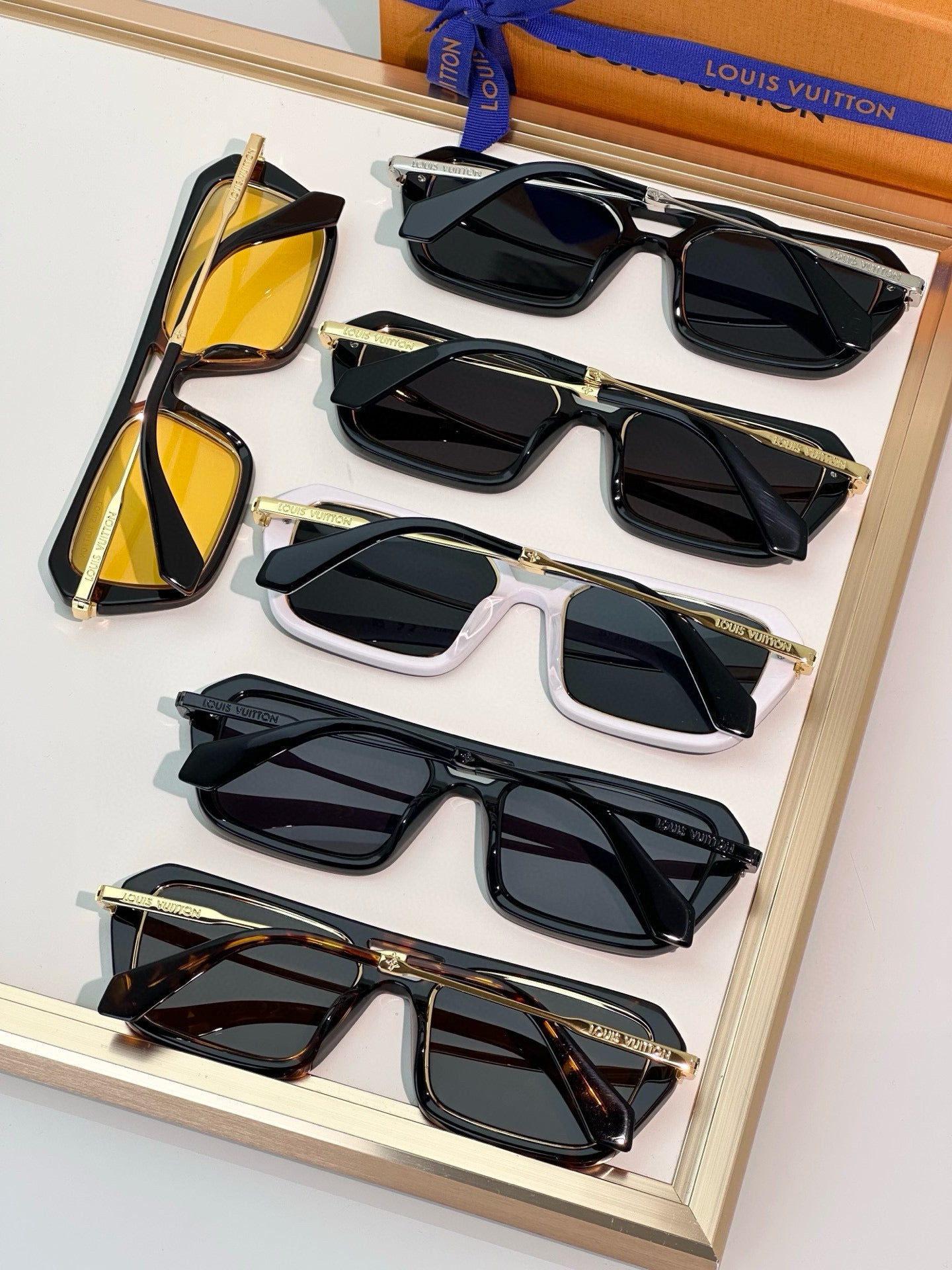 LOUIS VUITTON
MOD：Z2596U
Size：54口18 145