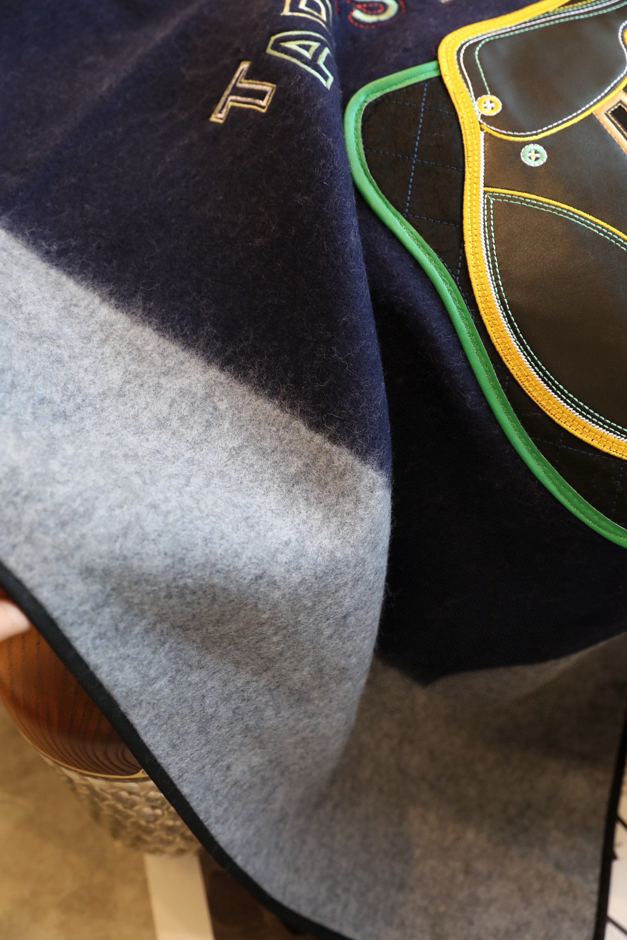 100% cashmere  COLLEGE Hermes H789123S

尺寸:103x130