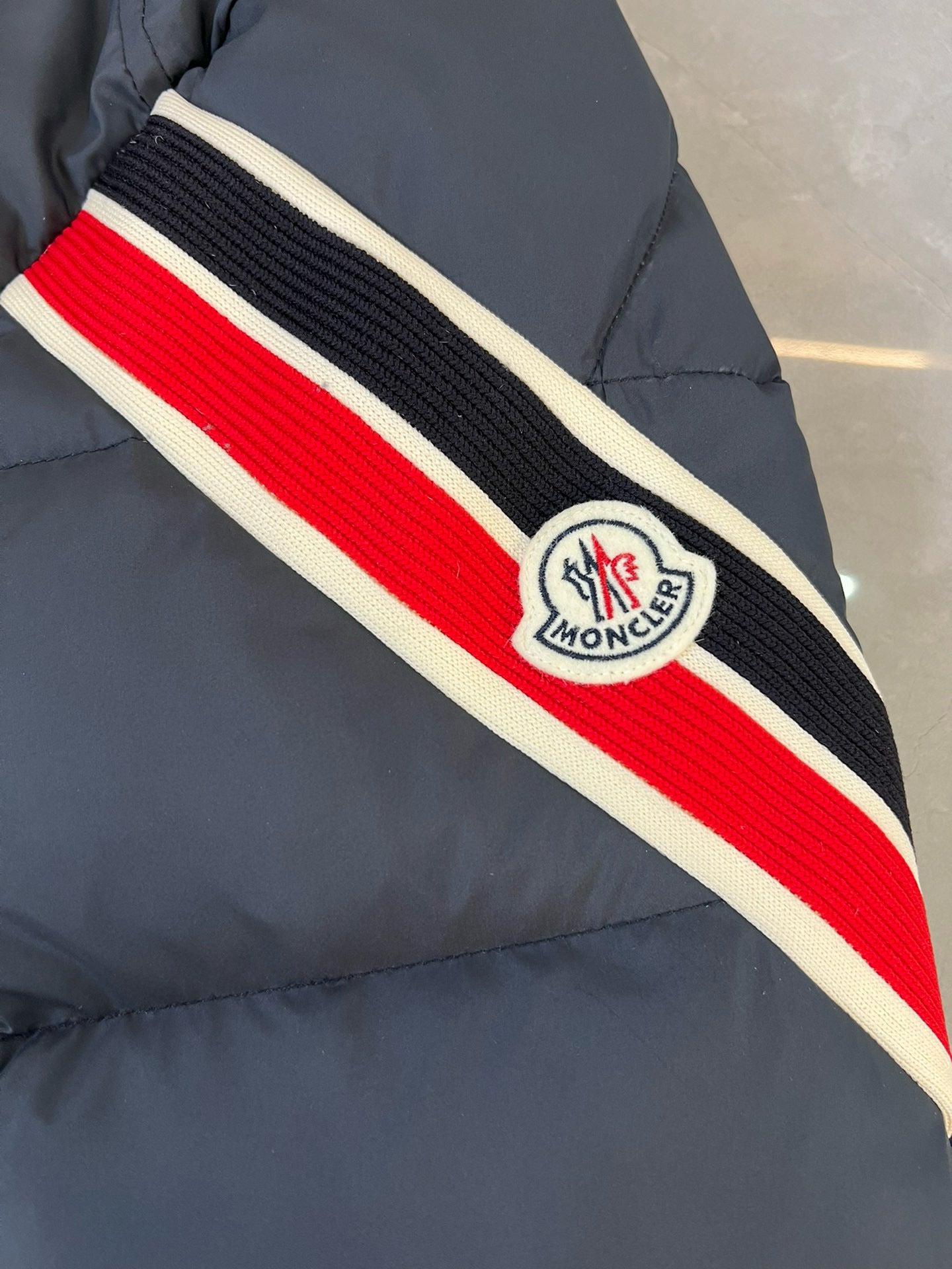 Moncler SOLAYAN HOODED SHORT DOWN JACKET