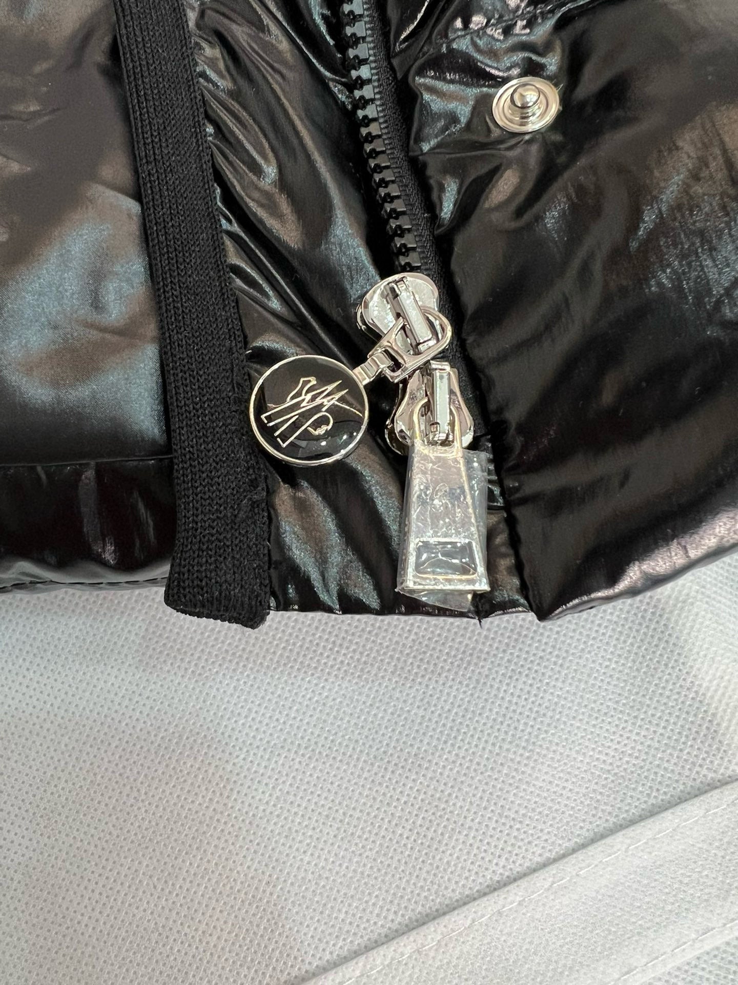 Moncler BARANTE HOODED SHORT DOWN JACKET