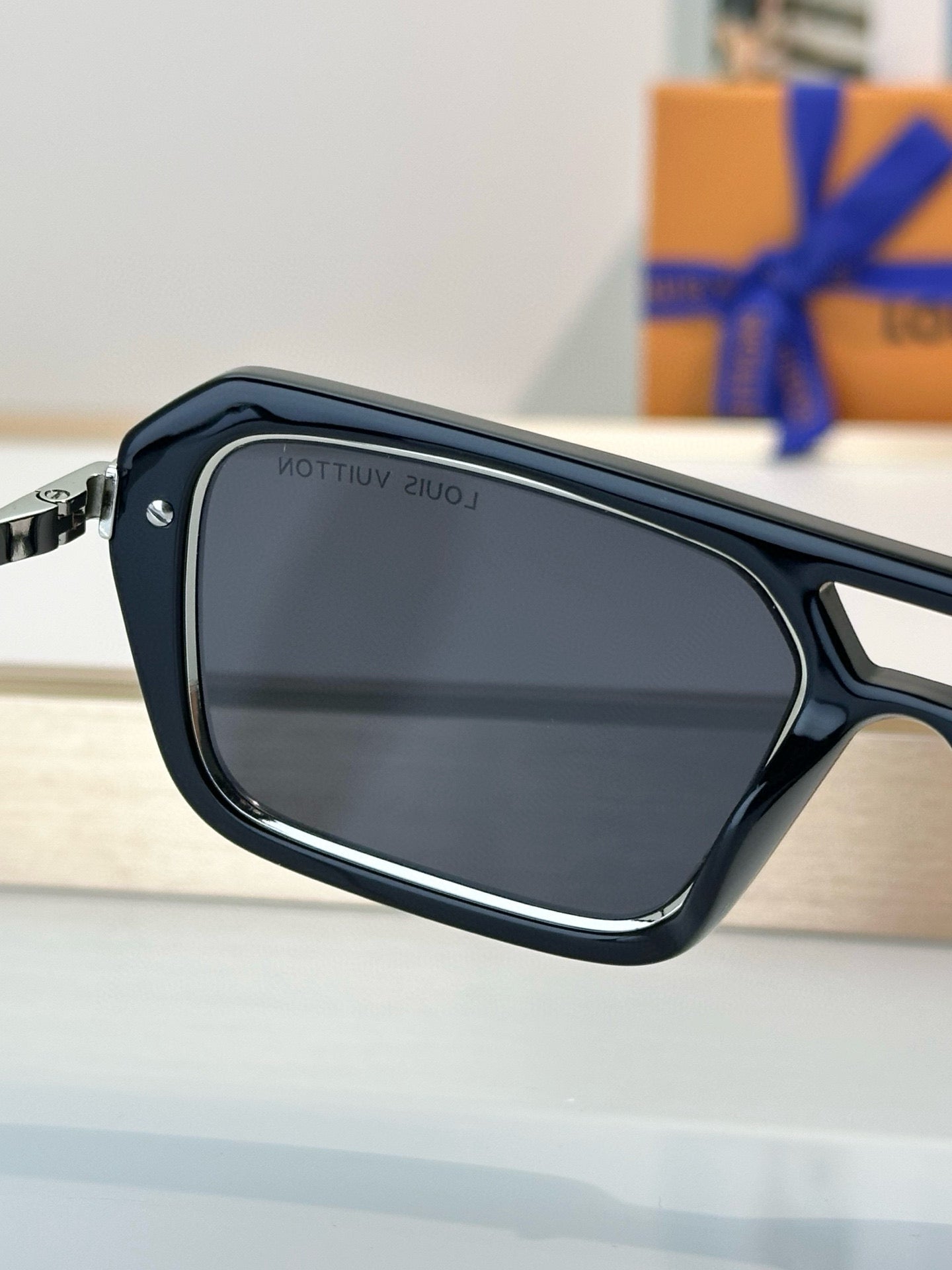 LOUIS VUITTON
MOD：Z2596U
Size：54口18 145
