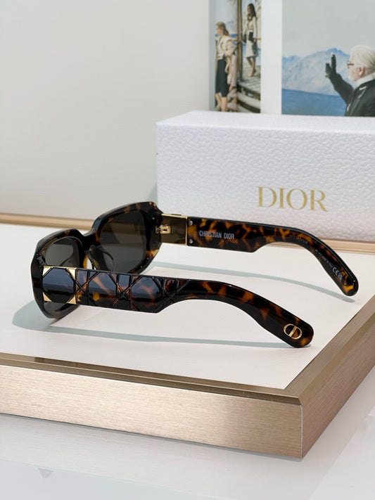 CHRISTIAN DIOR
MOD:Laby95.22 A3I
Size:50口21 140