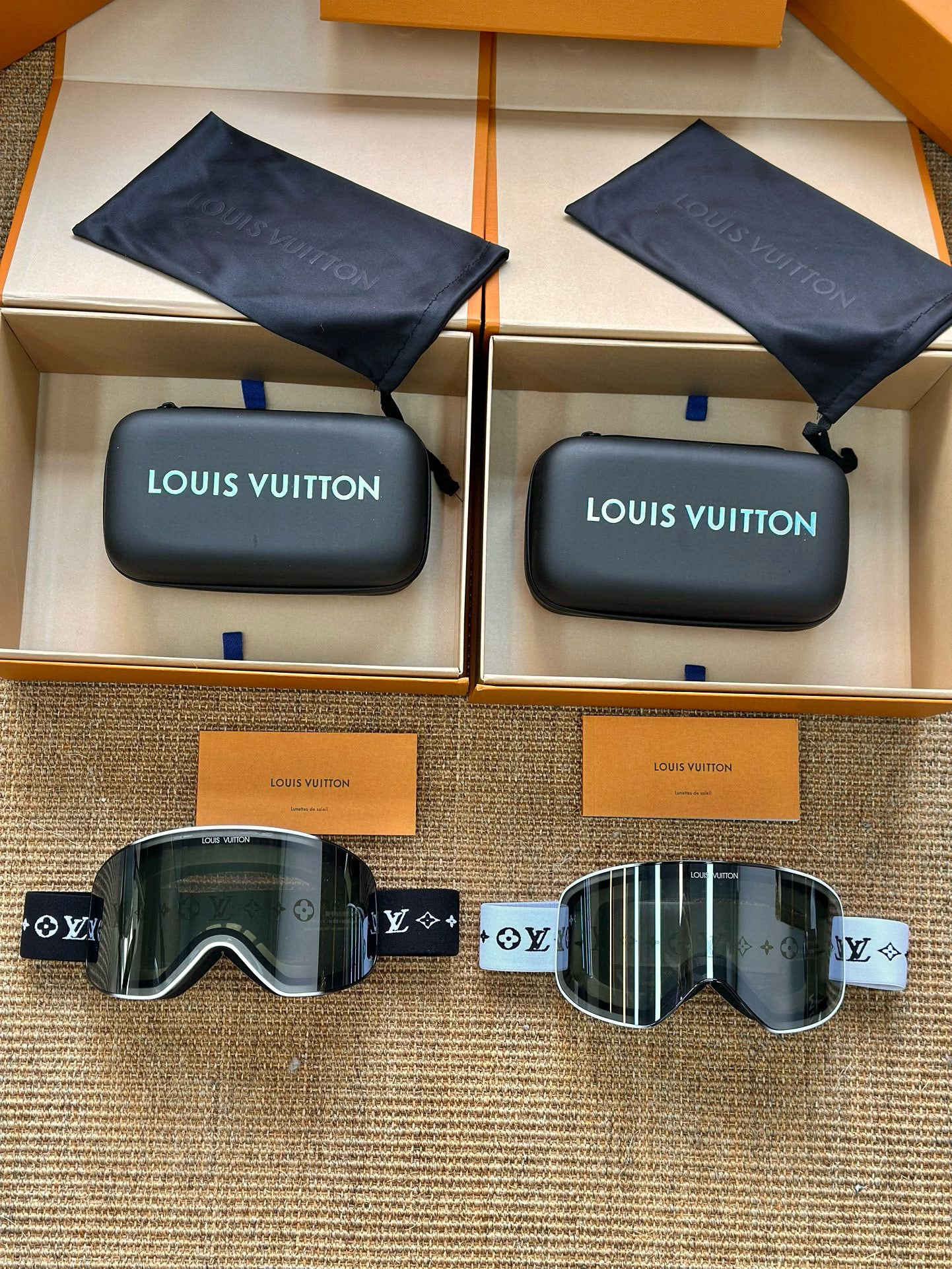 LV SKI GOGGLES