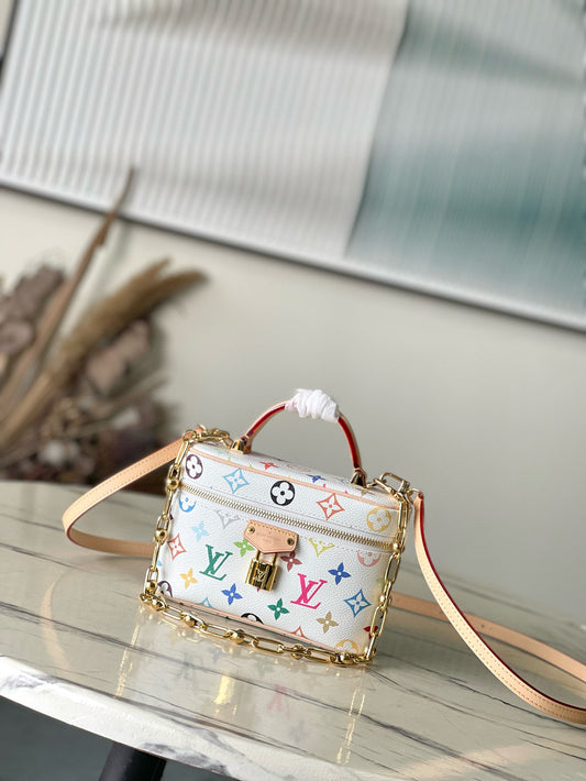 LV M13662 Vanity Pouch Size：19 × 11.5 × 6.5 cm