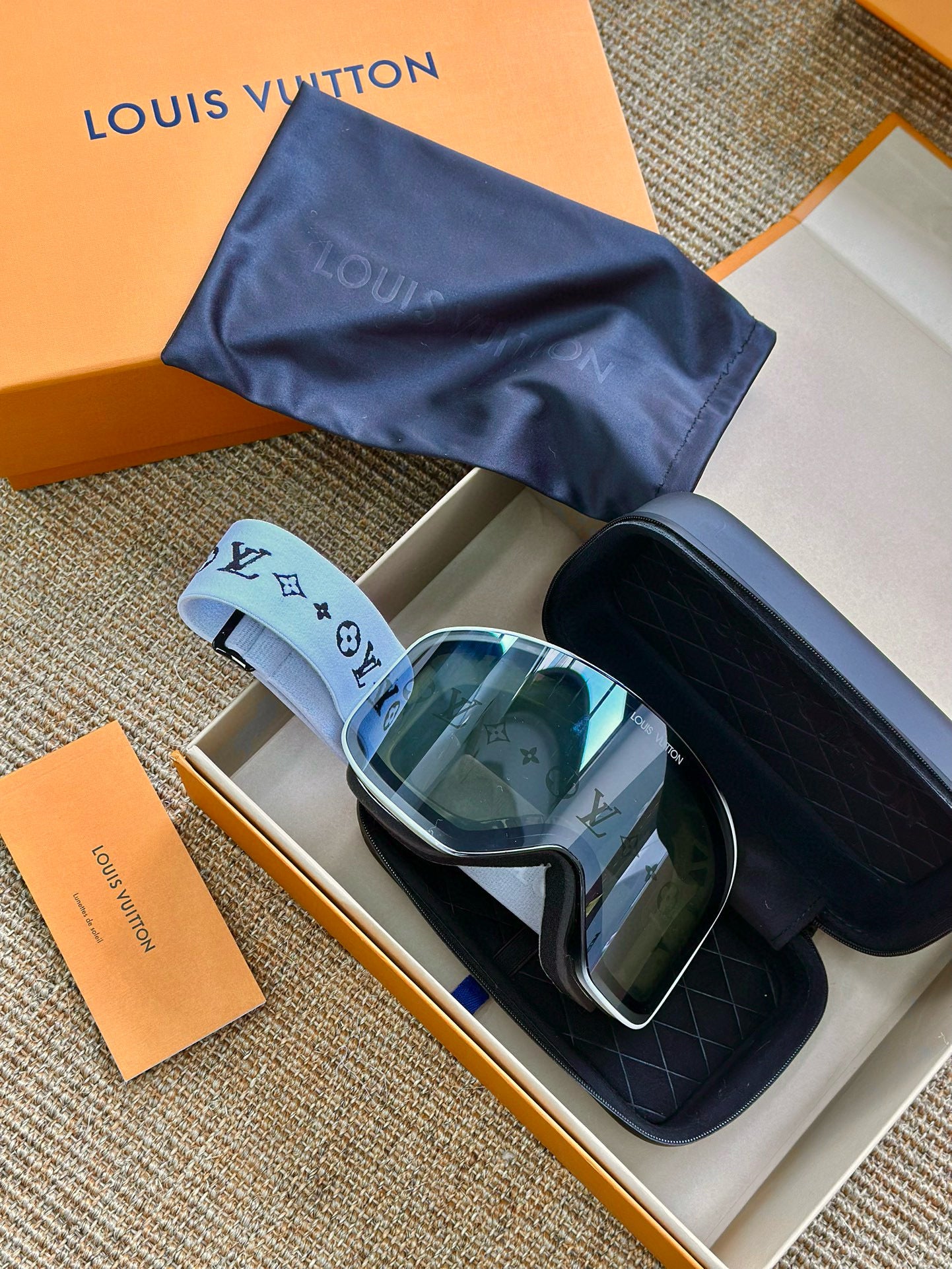 LV SKI GOGGLES