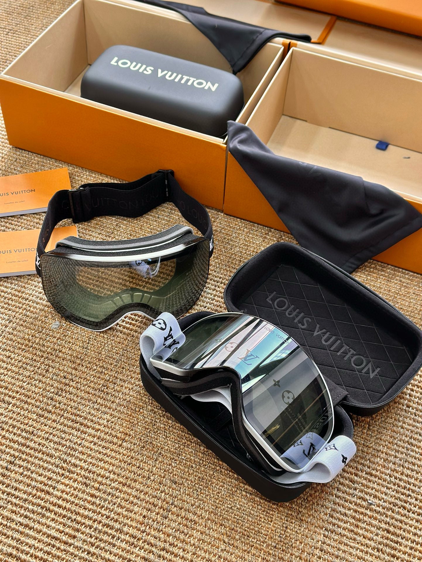 LV SKI GOGGLES