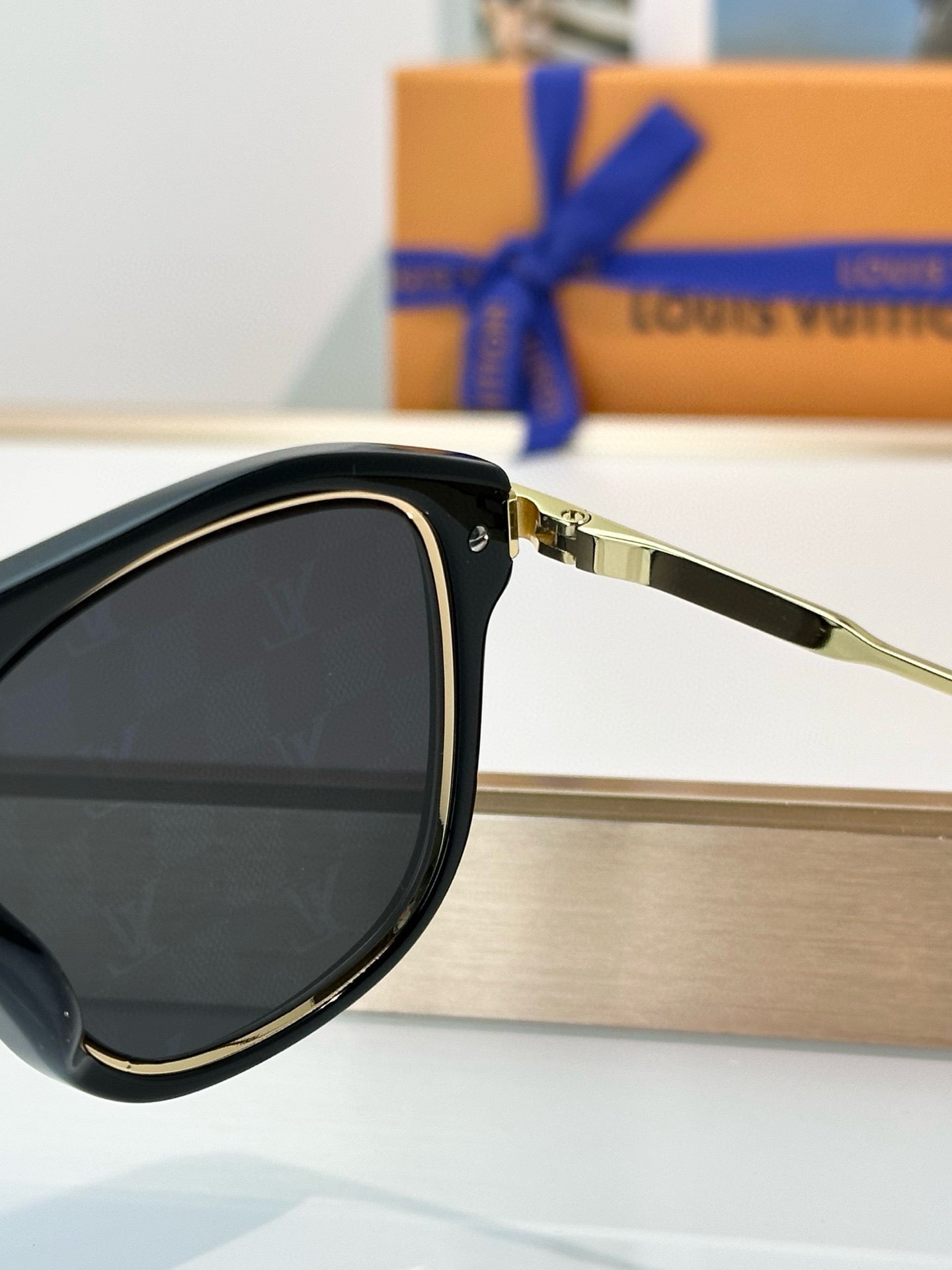 LOUIS VUITTON
MOD：Z2595U
Size：54口17 145
