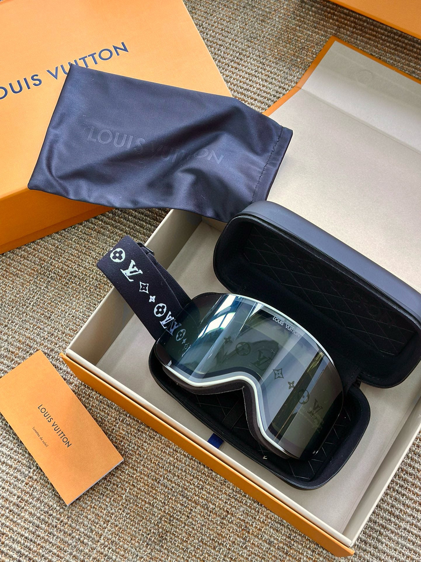 LV SKI GOGGLES