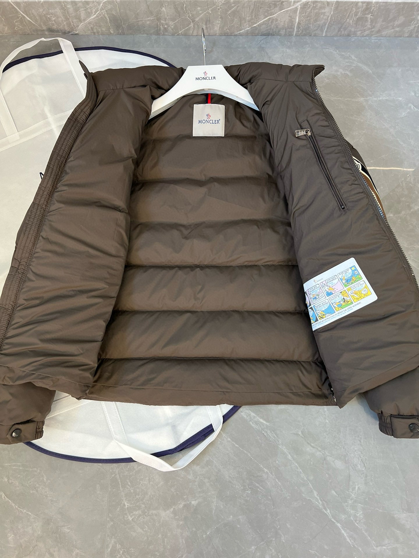 Moncler SOLAYAN HOODED SHORT DOWN JACKET